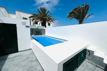 2 Bed  Villa/House for Sale, Playa Blanca, Lanzarote - LA-PB075